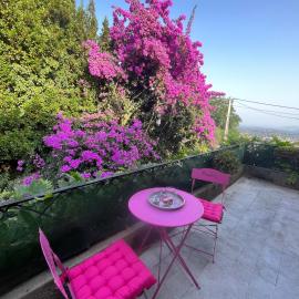 Haut de villa 2 chambres - vue mer - parking privé โรงแรมในกราส