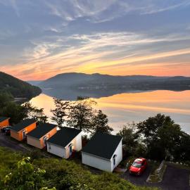 Knotty Pine Cottages, Suites & Motel Rooms, viešbutis mieste Ingonish Beach