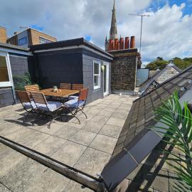 Cityscape Haven: 1 Bedroom Apartment with Terrace and City view