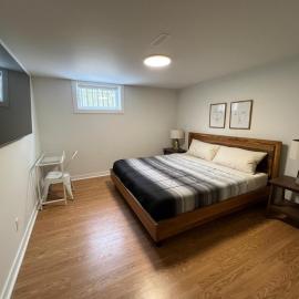 Letitia Heights !B Spacious and Quiet Private Bedroom with Shared Bathroom, hotel sa Barrie