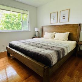 Letitia Heights !F Spacious and Stylish Private Bedroom with Shared Bathroom, hotel sa Barrie