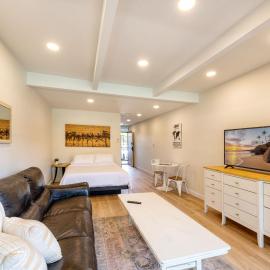 Walk to Beach! Pool, Hot Tub + AC Studio, hotell i Kihei