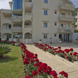 Vila V Lux Apartments, hotel in Petrovac na Moru