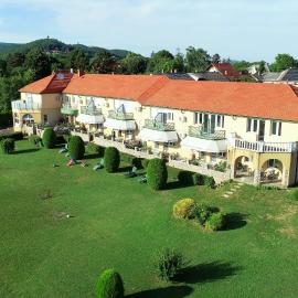 Karát Panzió, hotel v destinácii Balatongyörök