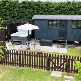 Shepherds Hut with Hot Tub, hotel in Wells