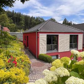 Exklusives Ferienhaus Conradshöh mit Sauna und Terrasse, Hotel in Ilmenau
