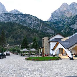 Breezy Hotel, hotelli kohteessa Valbonë