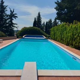 Casa con piscina e tennis, מלון בBorsecchio