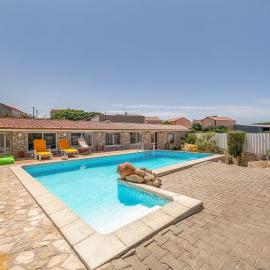Eclectic oasis with poolside charm in Arranhó