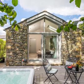 The Cow Shed - with hot tub, hotel en Kirkby Lonsdale