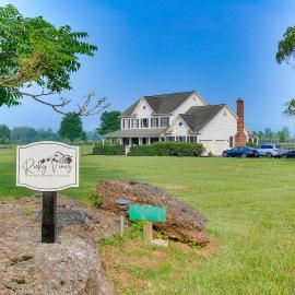 Rocky Vines Wine Country Retreat w/ Fire Pit, Hotel in Leesburg