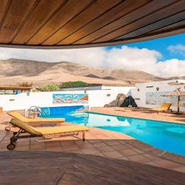 Bungalow Allende Famara con piscina privada y AC, Hotel in Famara