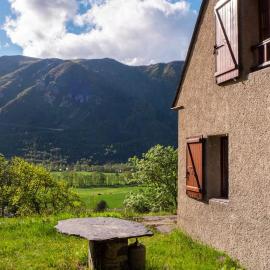 Maison avec vue sur la montagne Les Circaètes、Bourispのホテル