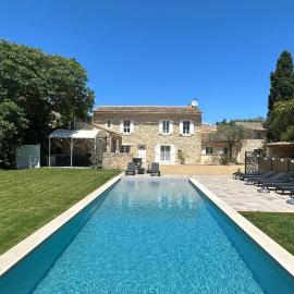 Grand Mas Provençal rénové avec piscine-plage, hotel u gradu Kavajon
