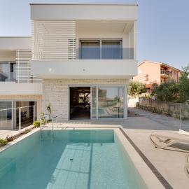 Luxury semi detached villa Smokva 2 - near center and sea - by TRAVELER tourist agency Krk, hotel i Krk