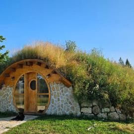 Mountain bungalows and a Hobbit House - Jazavčije Rupe, hotel a Han Pijesak