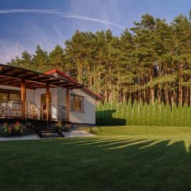Sławica Inn domek letniskowy nad jeziorem – hotel w mieście Sławica