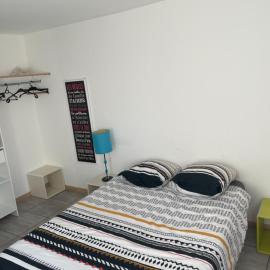Petite maison avec 2 chambres, hotel en Bussy