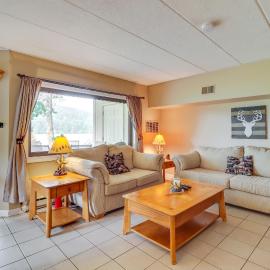 Steps to Shore: Scenic Big Boulder Lake Condo!, hotel u gradu 'Lake Harmony'
