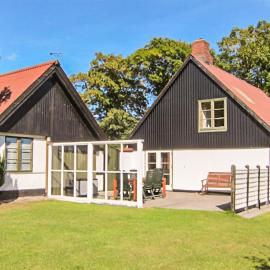 Beautiful Home In Aakirkeby With Wifi, hotel in Åkirkeby