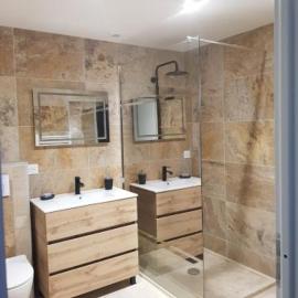 Le Studio d Aurélie avec SPA Mai-Sept en pleine campagne et proche de toute commodité, hôtel à Roquemaure