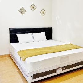 Adipura Guesthouse Syariah Mitra RedDoorz near Terminal Nganjuk, hotel sa Nganjuk