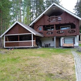 Viihtyisä hirsimökki järven rannalla, Hotel in Siikainen
