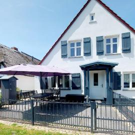 Hochwertiges Fischerhus mit Terrasse und Grill, hotel in Greifswald