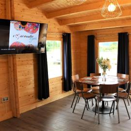 Inviting 3-Bedroom Lodge in Ashton Under Hill, hotel a Evesham