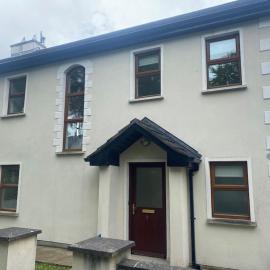 Beautiful 3 Bedroom House in Coolaney Village County Sligo, отель в городе Leyny