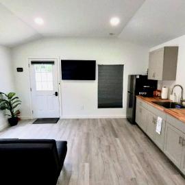 All modern Studio with private entry & parking., khách sạn ở Brandon