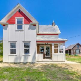 Remodeled Kalispell Farmhouse w/ Mountain Views