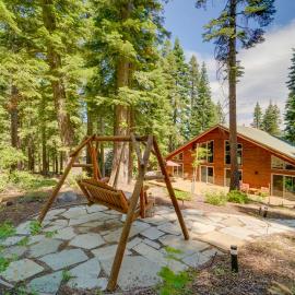 Tahoe Donner Mountain Cabin: Surrounded by Forest!