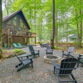 Fire Pit & Grill: 'Woodside Nest' in Pocono Lake!, hotel i Pocono Lake