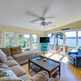 Cozy Langley Retreat: Water Views & Beach Access, hotell i Langley