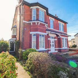 Spacious Victorian Birkdale Apartment with Garden, hotell i Southport