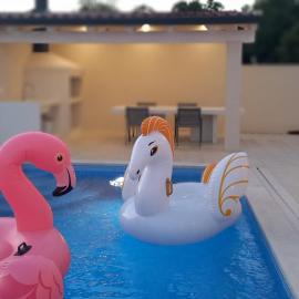 Villa Salvore - new luxury house, heated pool, near beaches, playroom - Istria, hotel in Savudrija