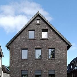 Moderne Ferienwohnung direkt am Kanal / Neubau, hotel a Emden