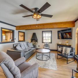 Private Hot Tub & Dock: Lakefront Grove Retreat!, hotel in Grove
