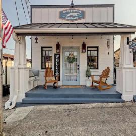 1940's Historic Bungalow with King Bed and Pet Friendly，藍嶺的飯店