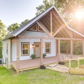Serene Kentucky Cabin w/ Fireplace + Fire Pit! – hotel w mieście Williamstown