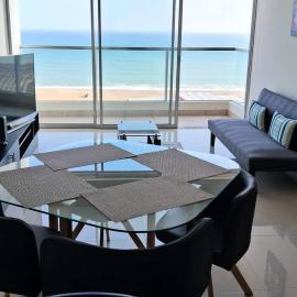 apartamento de estreno con balcón frente al mar.