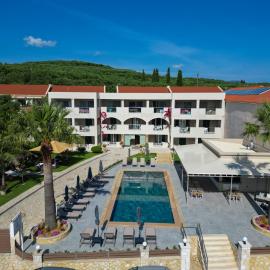 Remezzo Studios & Apartments, hotelli kohteessa Ammoudia