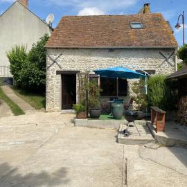 maison en pierre atypique sur jardin paysagé, hotel em Orveau-Bellesauve