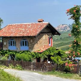 Villa Biancospino - luxury and private villa in Langhe, hotell i Monforte dʼAlba
