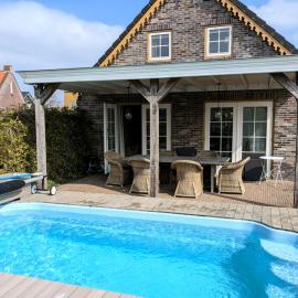 Tzummarum에 위치한 호텔 Gemütliches Ferienhaus mit beheiztem Pool, Garten und überdachter Terrasse
