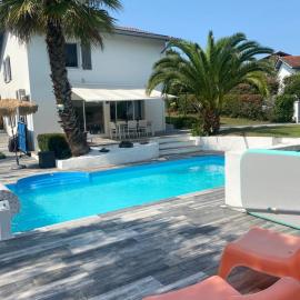 une maison avec piscine chauffée