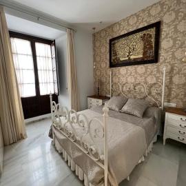 Apartment Palacio de Los Vibora Parking Gratis, готель у місті Лусена