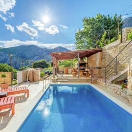 Villa in Solin with Private Pool and Garden, hotel v destinaci Solin