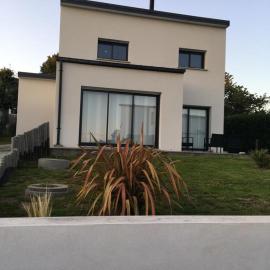 Maison chaleureuse chez l’habitant avec parking, hotel em Theix